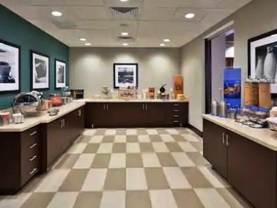 Hampton & Denver Airport / Gateway Park Hotel
