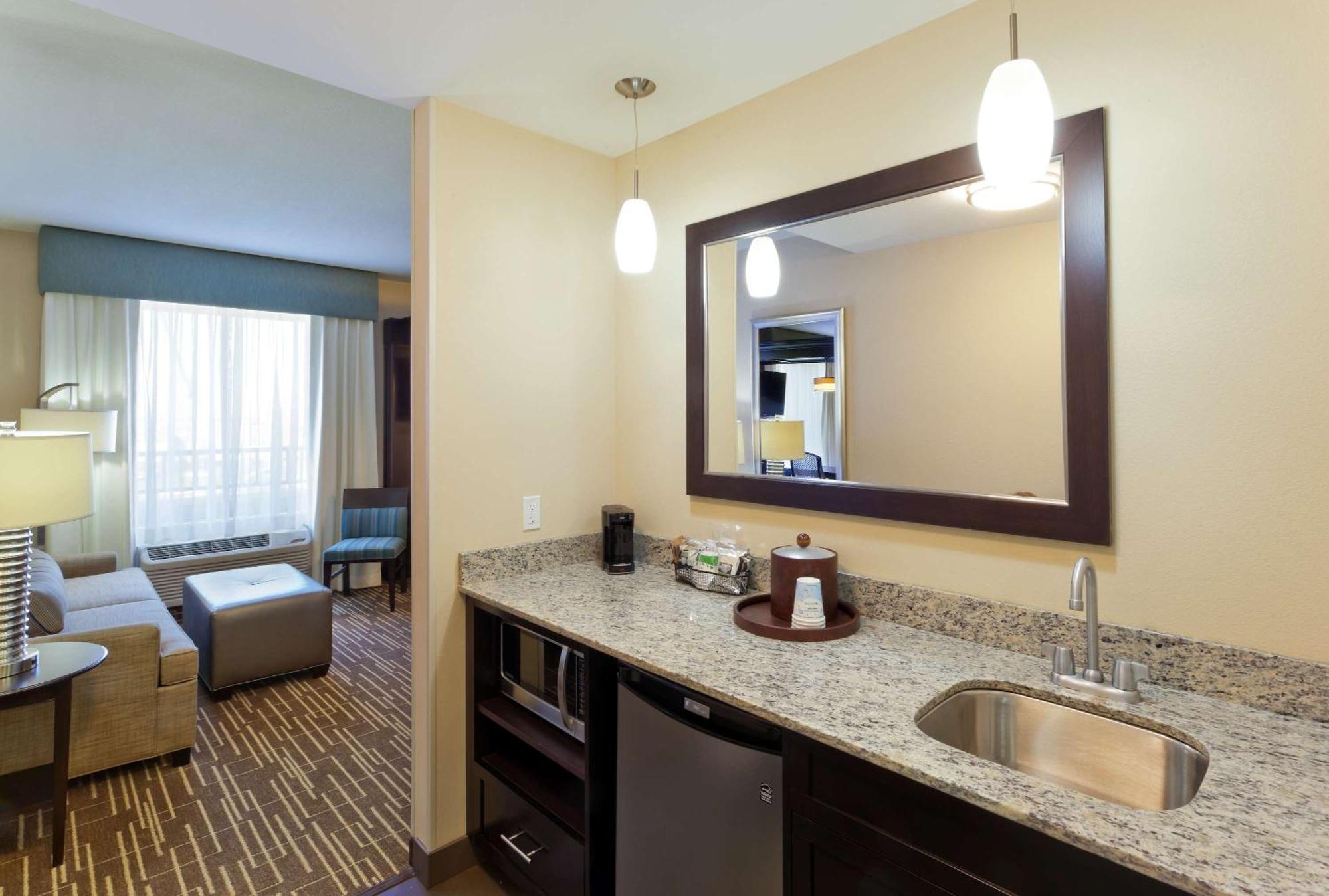 Hampton & Denver Airport / Gateway Park 3*