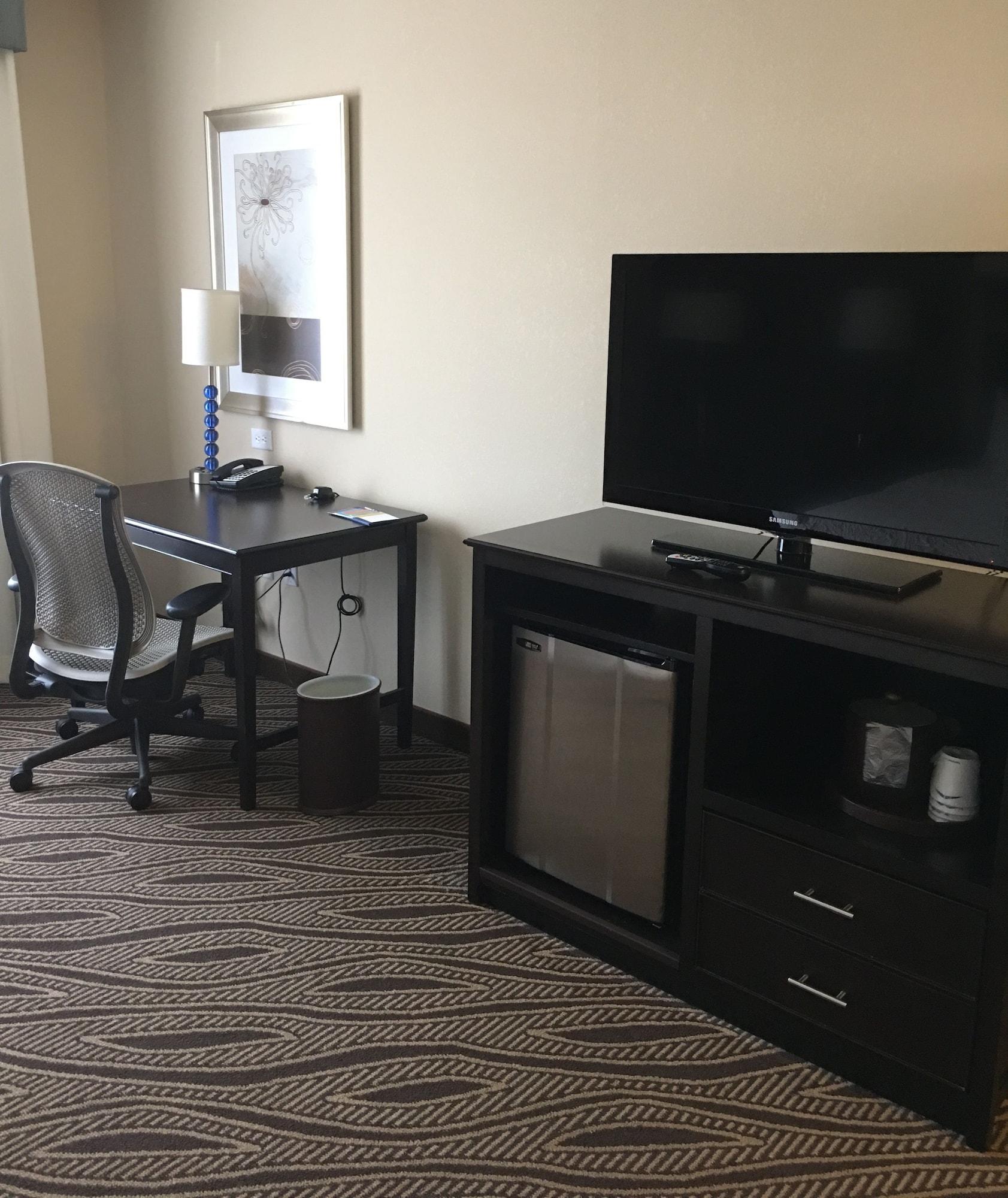 Hampton & Denver Airport / Gateway Park 3*