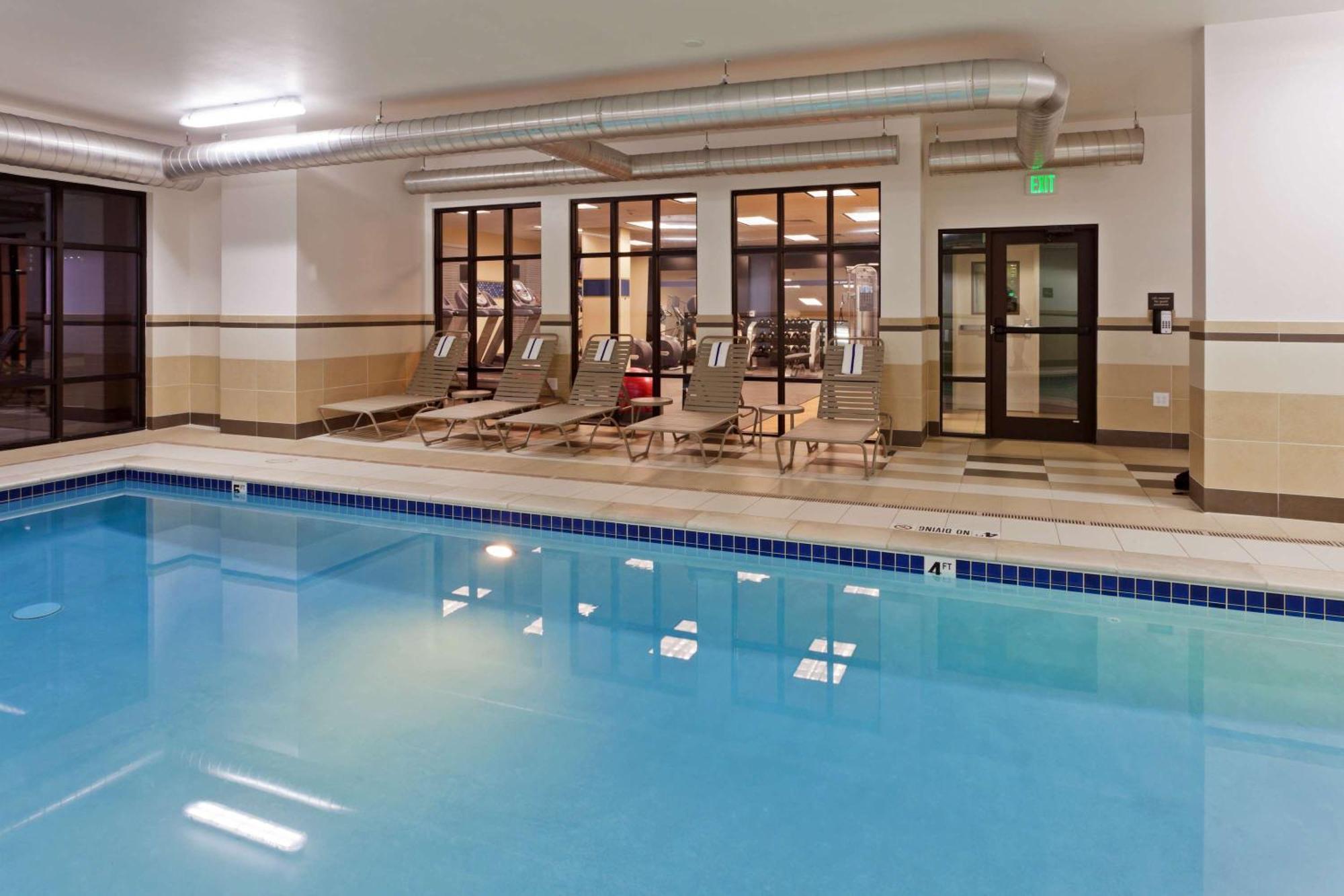 Hampton & Denver Airport / Gateway Park Hotel 3*